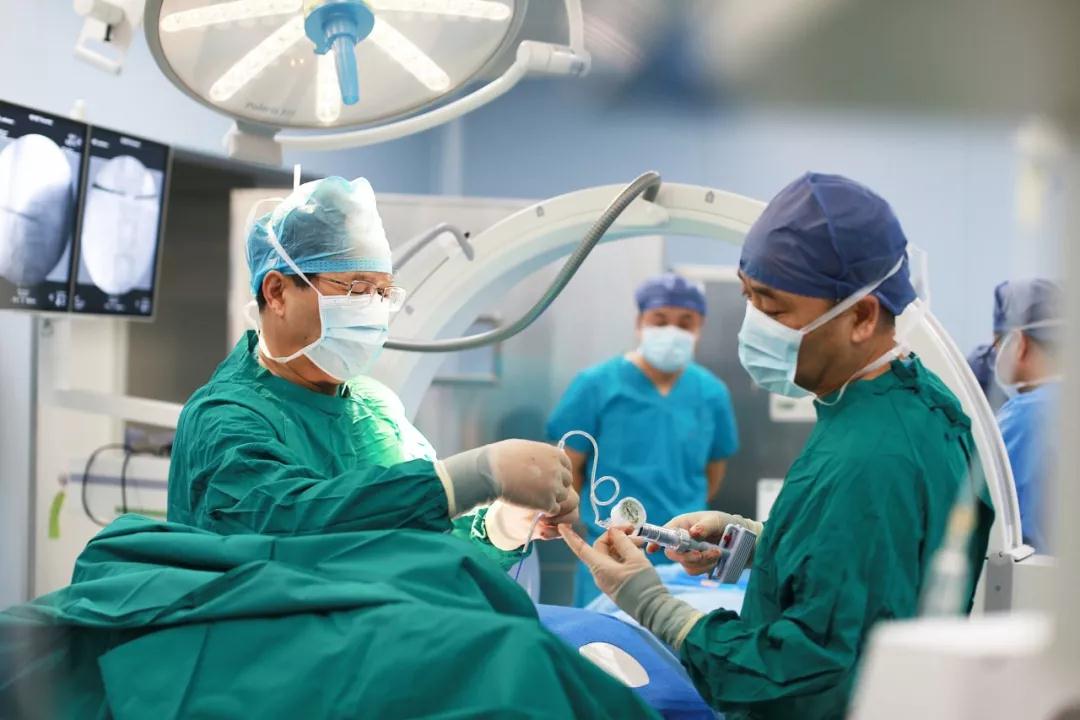 三秦都市报报道—69岁大妈粉碎性胸椎骨折 医生用微创手术成功治疗