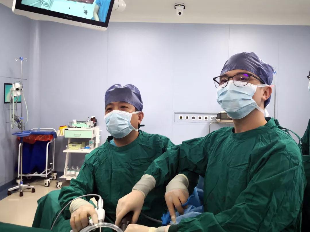 搜狐新闻报道—前纵隔疾病有绝招 三孔式手术显奇效