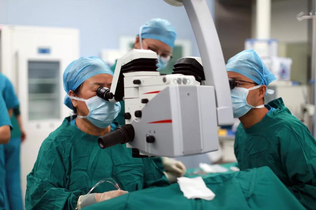 以我精湛技术 还您清晰视界 ——西安国际医学中心医院眼科成功开展高难度白内障超声乳化联合人工晶体植入术