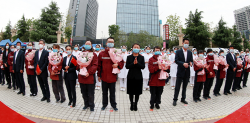 人民日报——今天，让我们尽情拥抱吧！西安国际医学中心医院6名队员解除隔离