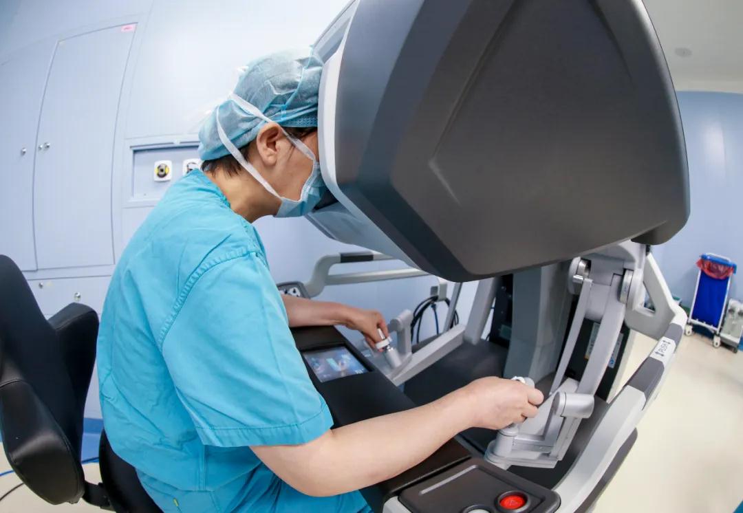 国际医学这个“新同事”真牛！新一代达芬奇手术机器人辅助妇科微创手术获成功