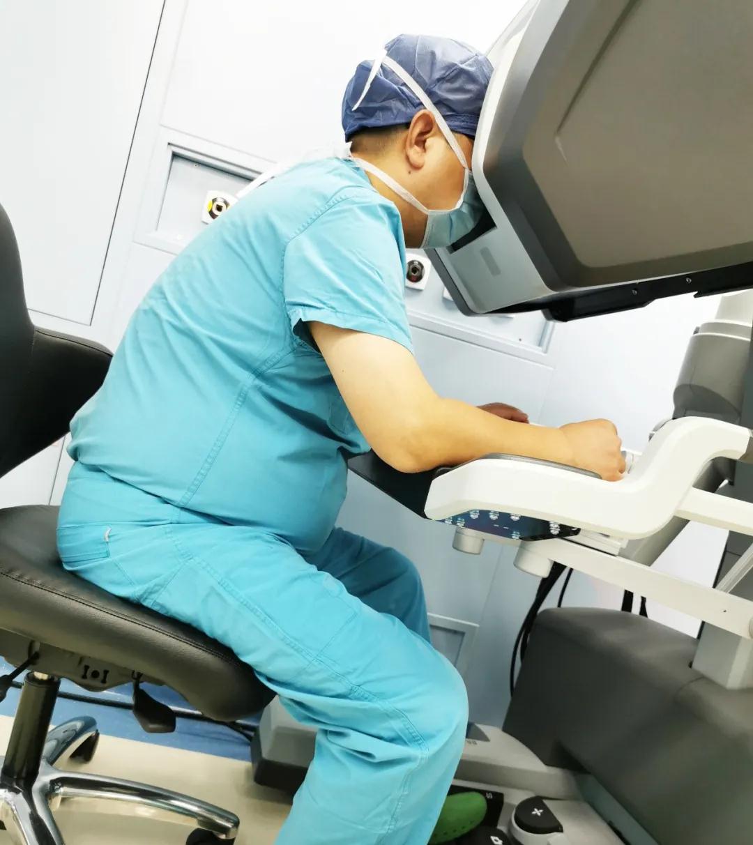 胸外科采用第四代达芬奇机器人完成腔镜微创食管癌根治术