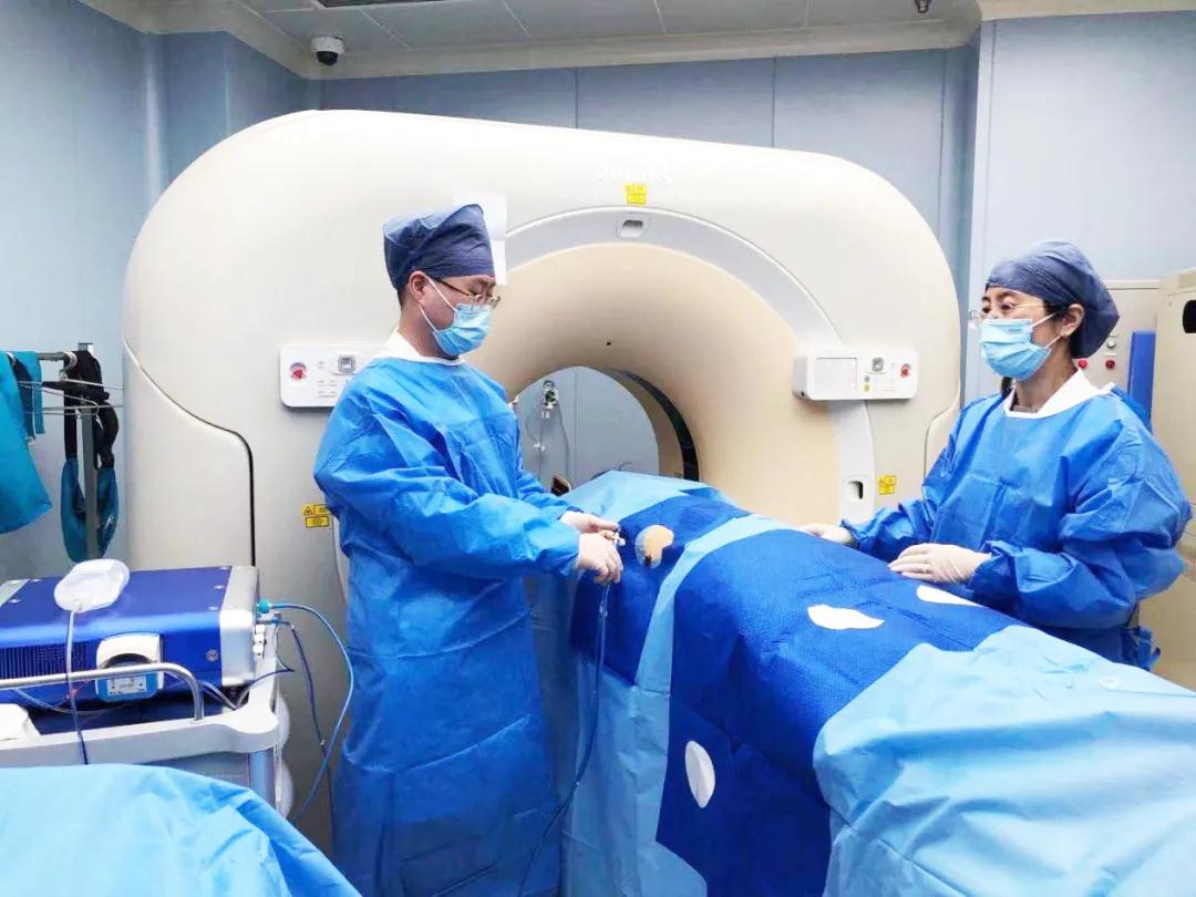 影像诊疗中心完成1例高难度肝包膜下转移瘤微波消融治疗