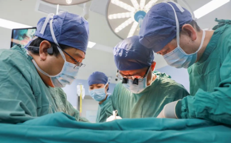 毕业30周年后，3位同学同做一台大手术——我院胸外科、心外科、耳鼻喉科成功开展一例复杂纵隔肿瘤手术