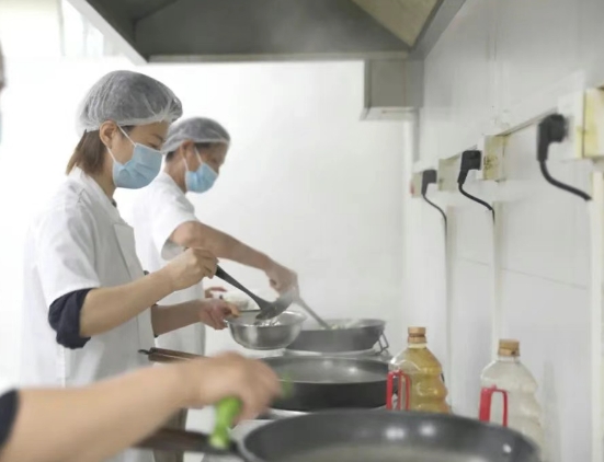 灶火燃起时，医院飘出“家的味道”