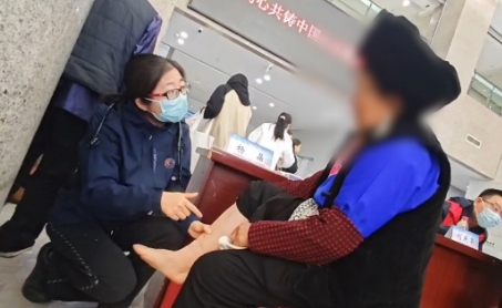 跨越千里 她为川藏贫困地区群众带去“心”希望
