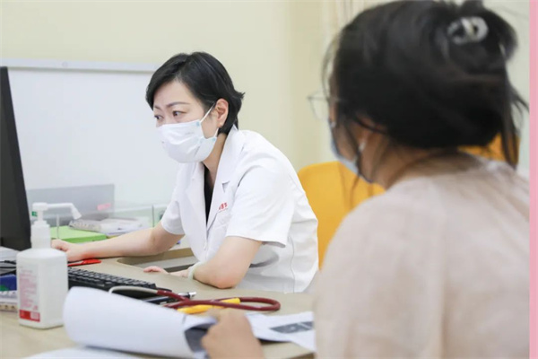 生长发育、视力矫治、泌尿外科……暑假未到，儿科门诊已排起长队